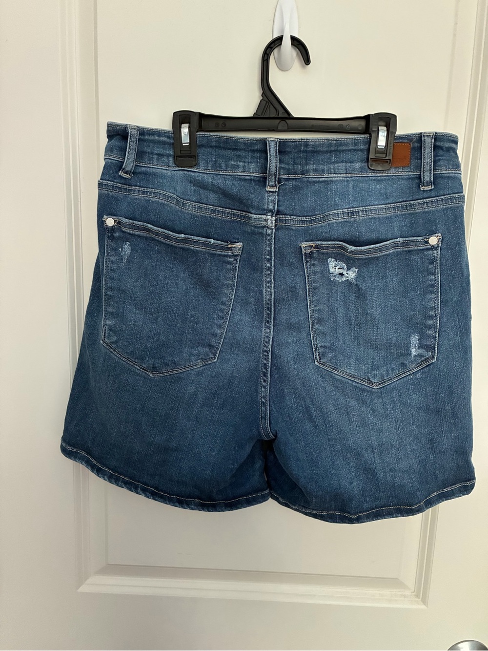 Judy Blue Mid-Rise Faded Blue Distressed Jean Shorts Size XL - Picture 2 of 5